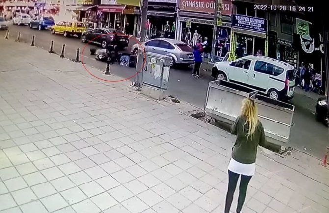 Kırmızı Işıkta Hatalı Sollama Yapan Motosikletlinin Yayaya Çarptığı Kaza Kamerada: 2 Yaralı