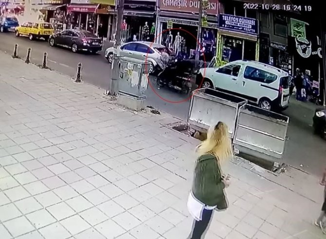 Kırmızı Işıkta Hatalı Sollama Yapan Motosikletlinin Yayaya Çarptığı Kaza Kamerada: 2 Yaralı