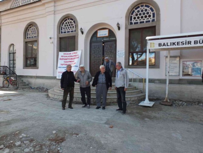 Burhaniye Koca Cami’de Bitmeyen Çalışmalar Tepkiye Neden Oldu
