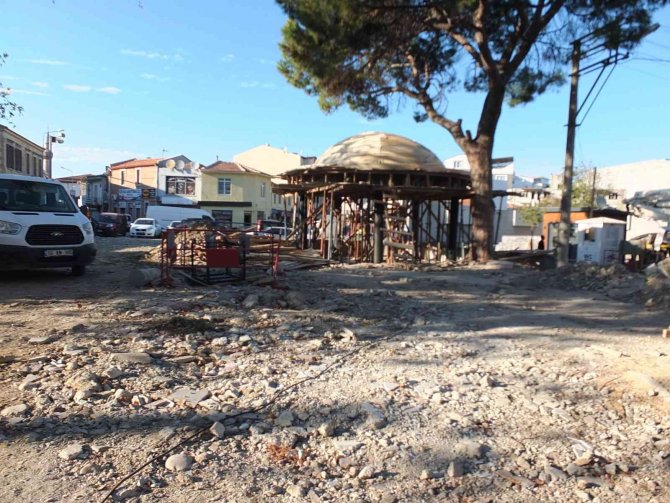 Burhaniye Koca Cami’de Bitmeyen Çalışmalar Tepkiye Neden Oldu