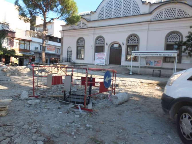 Burhaniye Koca Cami’de Bitmeyen Çalışmalar Tepkiye Neden Oldu