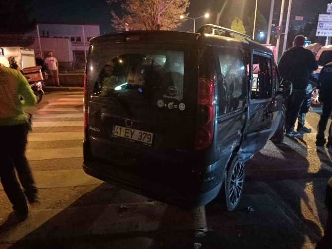 Kocaeli’de Polis Arabası İle Hafif Ticari Araç Çarpıştı: 2’si Polis 5 Yaralı