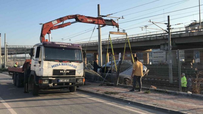 Lüks Otomobil Tren Raylarına Uçtu, Seferler İptal Edildi
