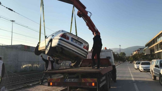 Lüks Otomobil Tren Raylarına Uçtu, Seferler İptal Edildi