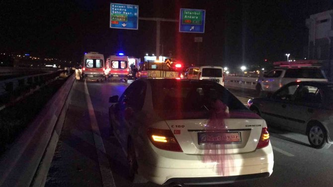 Düğün Dönüşü Yol Ayrımını Kaçırıp Geri Gelen Minibüse Otomobil Çarptı: 2’si Çocuk 6 Yaralı