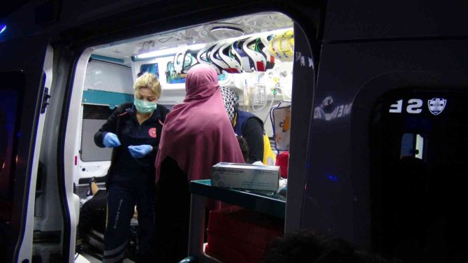 Düğün Dönüşü Yol Ayrımını Kaçırıp Geri Gelen Minibüse Otomobil Çarptı: 2’si Çocuk 6 Yaralı