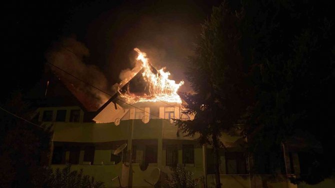Bitişik 2 Villa Alev Alev Yandı