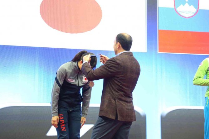 Başkan Altay Karate Şampiyonasında Dereceye Giren Sporculara Madalyalarını Verdi