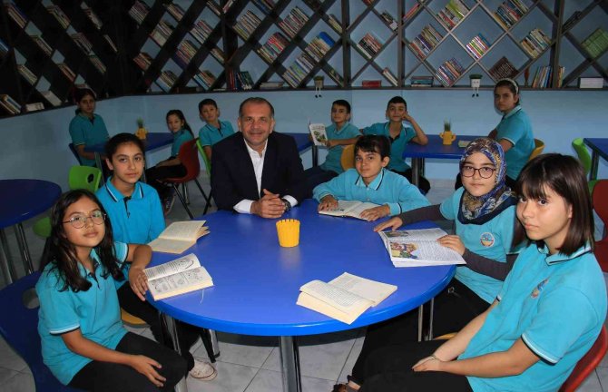 Örnek Babaya Vefa: Doktor Oğlu Köyün Okuluna Kütüphane Yaptırdı