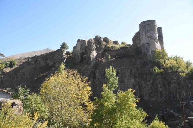 2 Bin 500 Yıllık Bitlis Kalesi’nde Yeni Surlar Ve Yürüyüş Yolları Yapılıyor