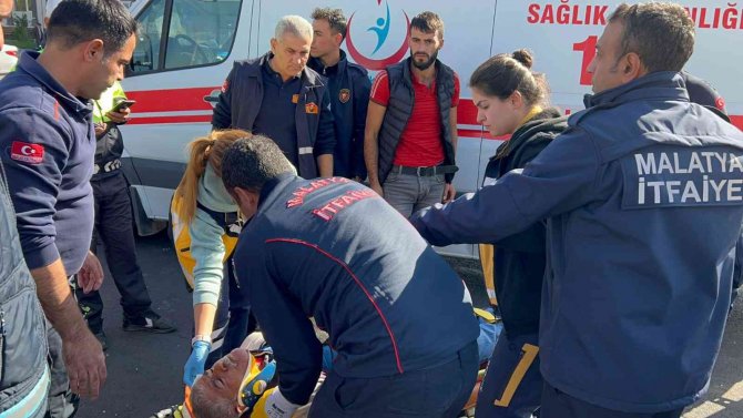 Üç Aracın Karıştığı Kazada 2 Kişi Yaralandı