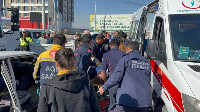 Üç Aracın Karıştığı Kazada 2 Kişi Yaralandı