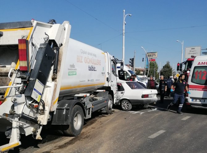 Üç Aracın Karıştığı Kazada 2 Kişi Yaralandı