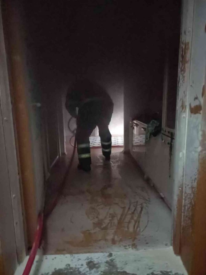 Kastamonu’da Bir Binanın 12’nci Katında Çıkan Yangını İtfaiye Söndürdü