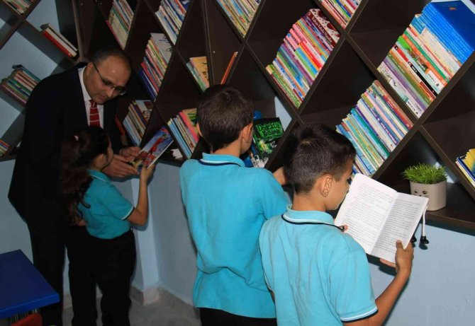 Örnek Babaya Vefa: Doktor Oğlu Köyün Okuluna Kütüphane Yaptırdı