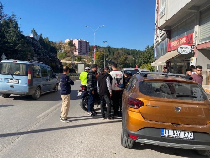 Bilecik’te Motosiklet Yayaya Çarptı: 2 Yaralı