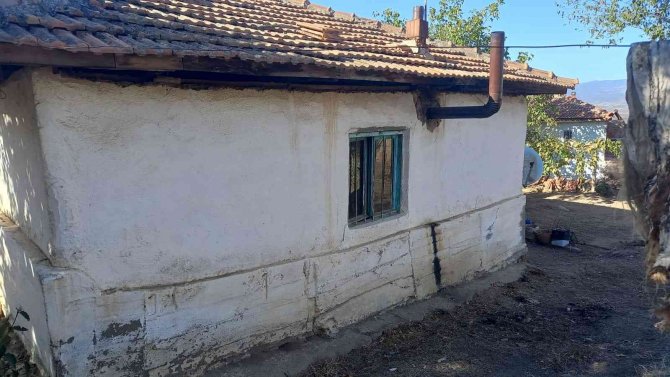 Alaşehir’de 3 Çocuk Babası Evinde Ölü Bulundu