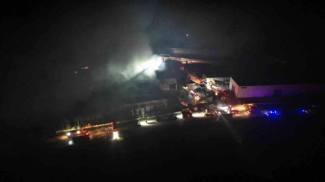 Sakarya’da Sünger Fabrikasındaki Yangın Kontrol Altına Alındı