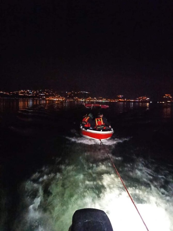 Teknenin Aküsü Bitince Gölde Mahsur Kaldılar
