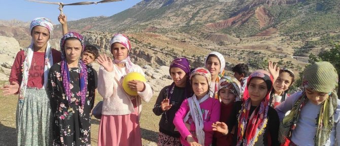 Siirtli Çocuklar İp Ve Odun Parçasından Voleybol Sahası Yapıp Gönüllerince Eğlendi