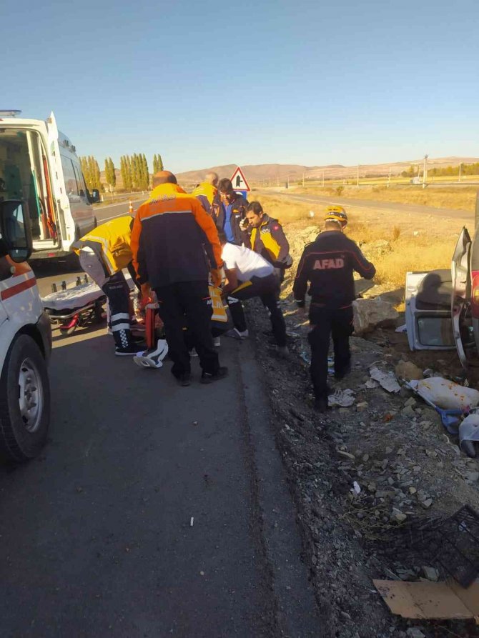 Sivas’ta Hafif Ticari Araç Takla Attı: 4 Yaralı