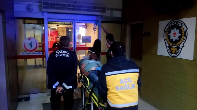 İ̇ki Grup Arasında Bıçaklı Kavga: 2 Yaralı