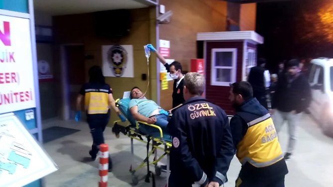 İ̇ki Grup Arasında Bıçaklı Kavga: 2 Yaralı