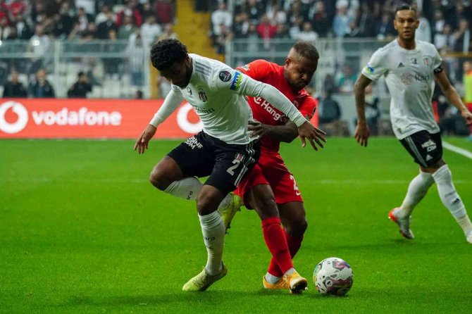 Spor Toto Süper Lig: Beşiktaş: 2 - Ümraniyespor: 1 (İ̇lk Yarı)