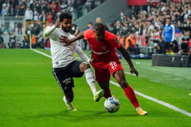 Spor Toto Süper Lig: Beşiktaş: 2 - Ümraniyespor: 1 (İ̇lk Yarı)