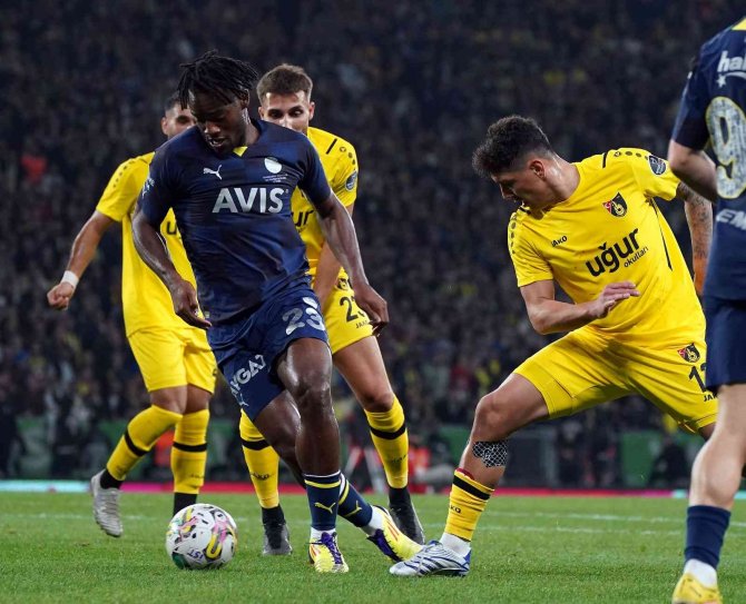 Spor Toto Süper Lig: İ̇stanbulspor: 0 - Fenerbahçe: 2 (İ̇lk Yarı)