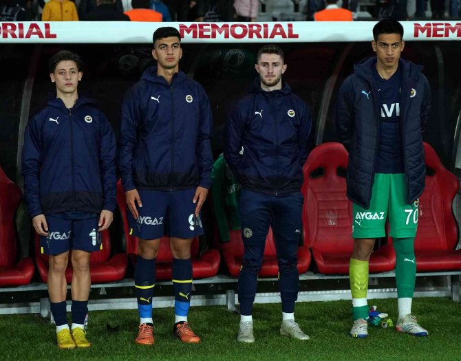 Spor Toto Süper Lig: İ̇stanbulspor: 0 - Fenerbahçe: 0 (Maç Devam Ediyor)