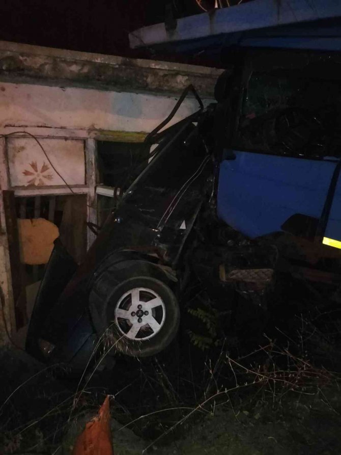Freni Patlayan Araç Yüklü Tır, 3 Araca Çarparak Durabildi