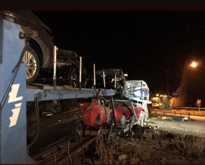 Freni Patlayan Araç Yüklü Tır, 3 Araca Çarparak Durabildi