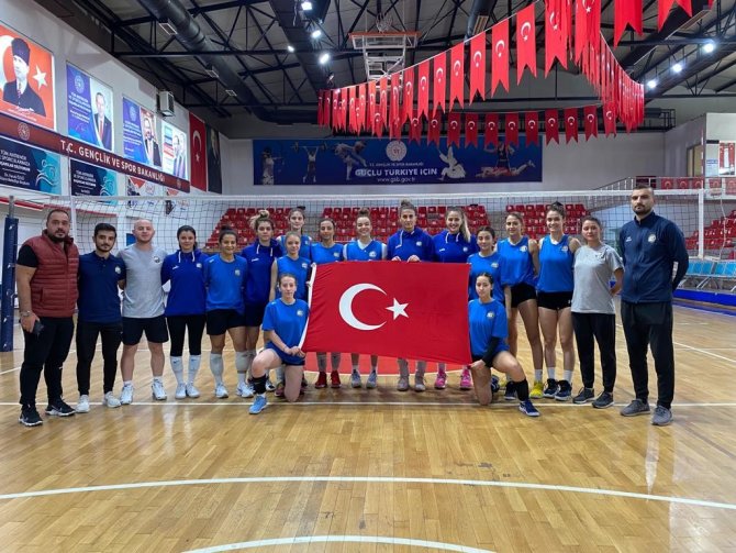 “Bizim Kızlar” Cumhuriyet Bayramı’nı Sahada Kutladı