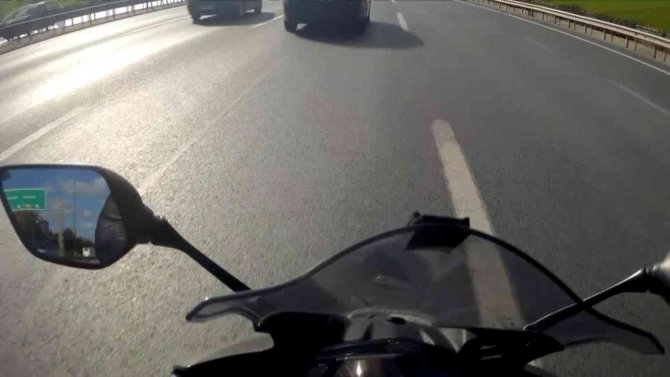 Otomobile Çarparak Bariyerlere Savrulan Motosiklet Sürücüsü Kamerada