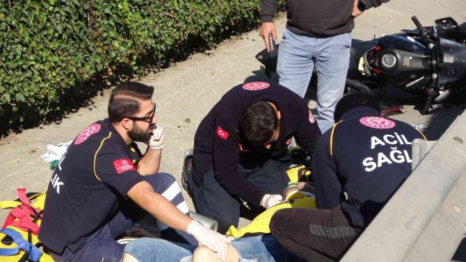 Otomobile Çarparak Bariyerlere Savrulan Motosiklet Sürücüsü Kamerada