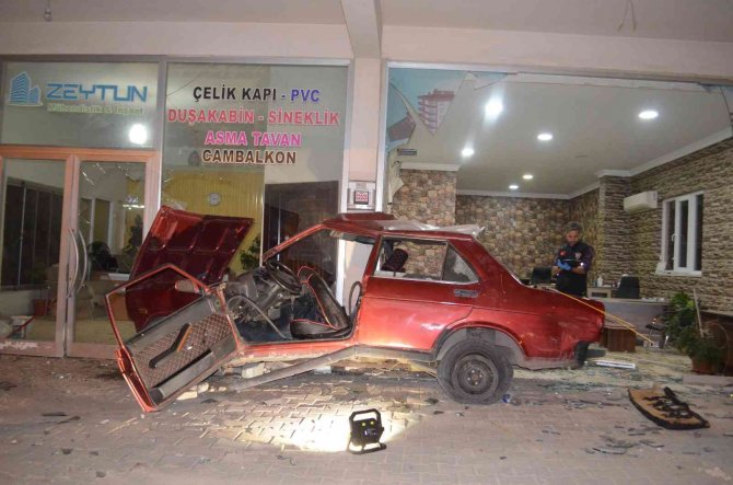 Kahramanmaraş’ta Otomobil İş Yerine Girdi: 1 Ölü, 4 Yaralı