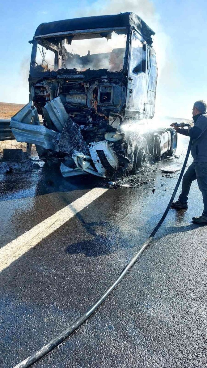 Dorsesi Devrilen Tır Alev Aldı