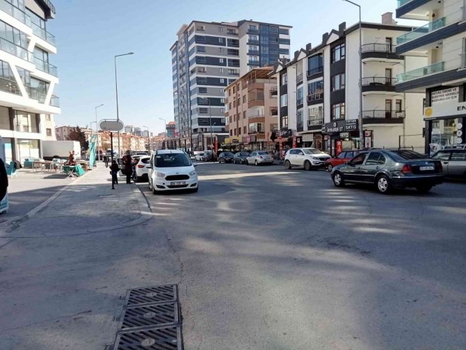 Otomobille Çarpışan Motosikletli Metrelerce Savruldu: O Anlar Kamerada