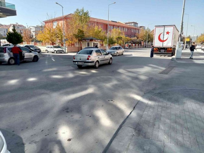 Otomobille Çarpışan Motosikletli Metrelerce Savruldu: O Anlar Kamerada
