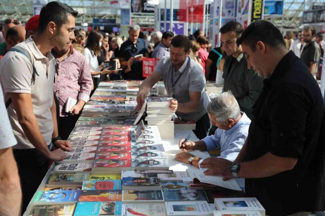 12. Antalya Kitap Fuarını 1 Milyon 9 Bin 678 Kişi Ziyaret Etti