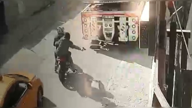 İ̇stanbul’da Silahlı Saldırı Kamerada: Saldırganların Sesine Çıkınca Vuruldu