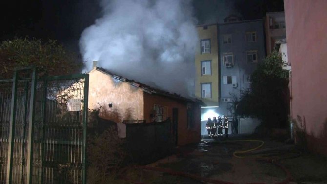 Arnavutköy’de Bir Gecekonduda Korkutan Yangın: Alevler Geceyi Aydınlattı