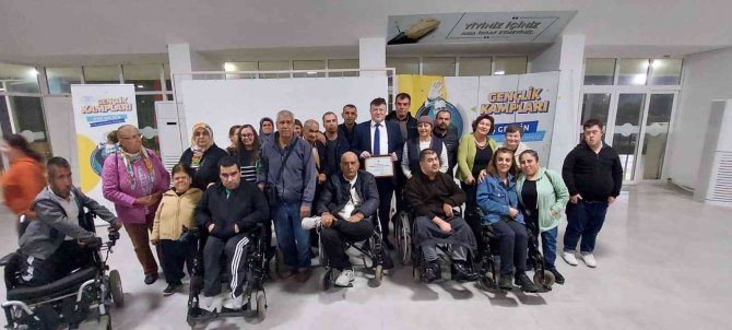 Engelsiz Kamp’ta Gönüllerince Eğlendiler