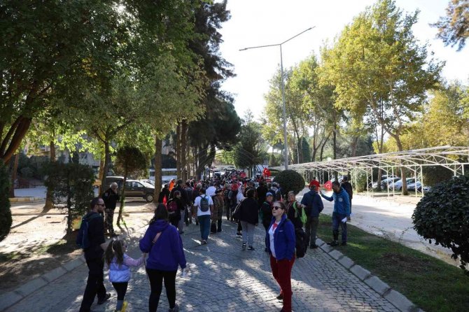 Efeler’de Doğa Tutkunlarından Cumhuriyet Yürüyüşü