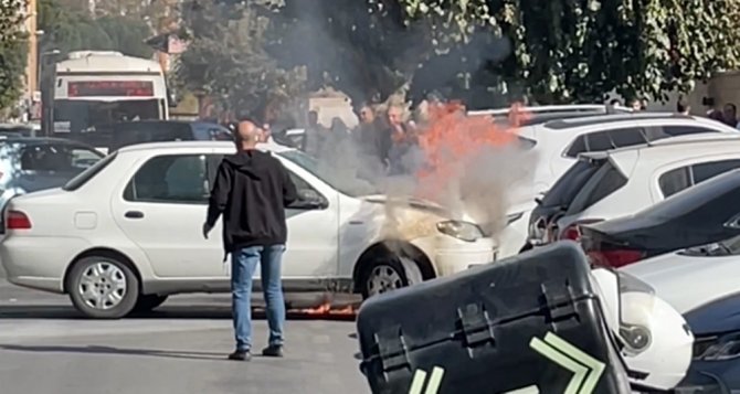 Yanan Otomobil Park Halindeki Araçların Arasına Daldı