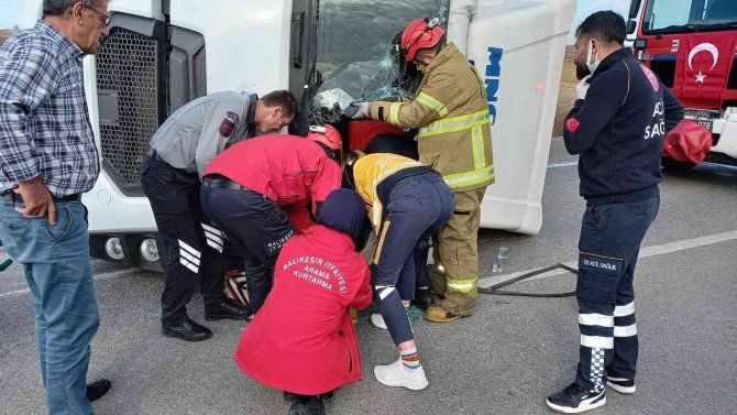 Bandırma’da Kadın Kamyon Sürücüsü Kazada Yaralandı