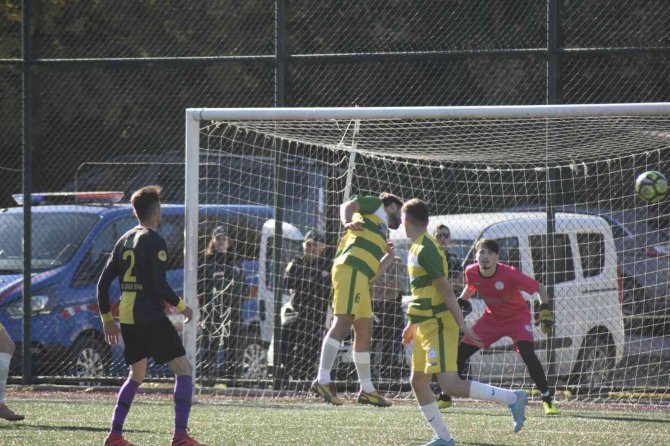 Amatör Maçta Rakibiyle Havada Çarpışan Futbolcu Yürekleri Ağza Getirdi
