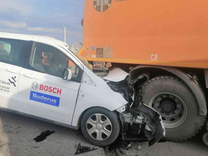 Kamyonet Yol Temizleme Aracına Çarptı: 2 Yaralı