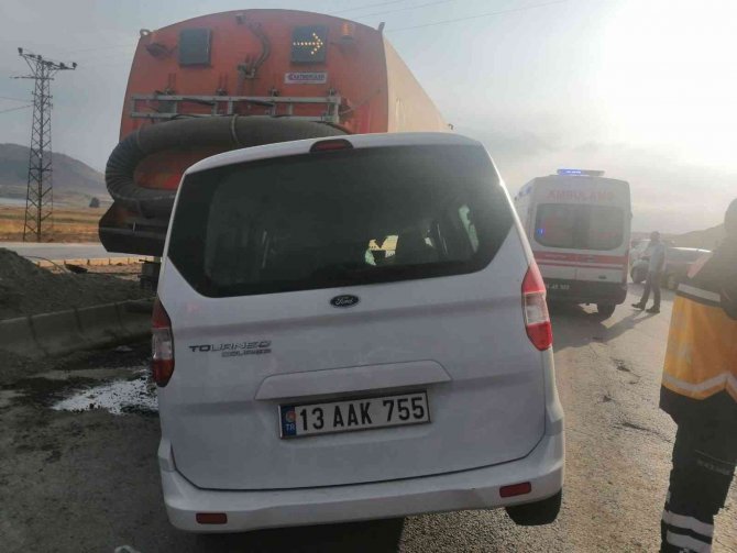 Kamyonet Yol Temizleme Aracına Çarptı: 2 Yaralı